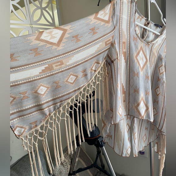 🕜 Anthropologie | See You Monday | Boho Aztec Fringe Poncho | Taupe | M | Flaw - Picture 4 of 10